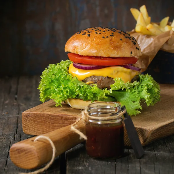 Hausgemachter Hamburger mit Pommes — Stockfoto