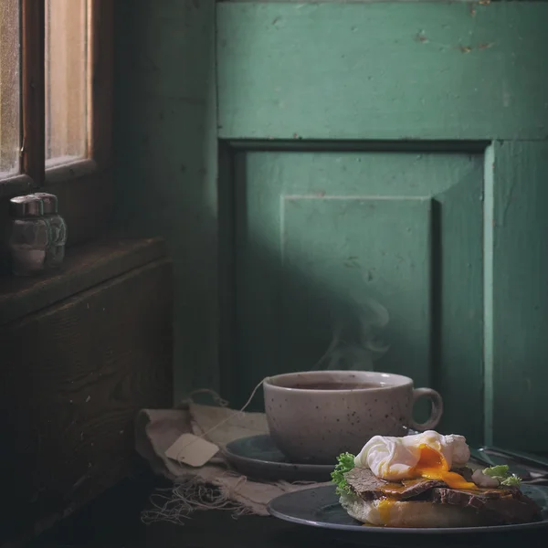 Et ve yumurta ile sandviç — Stok fotoğraf