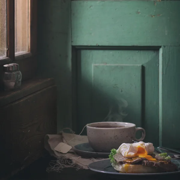 Sanduíche com carne e ovo — Fotografia de Stock