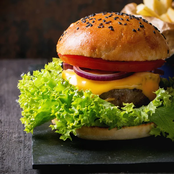 Házi hamburger, hasábburgonyával — Stock Fotó