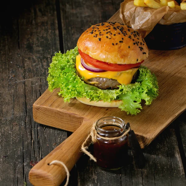 Hamburguesa casera con papas fritas —  Fotos de Stock