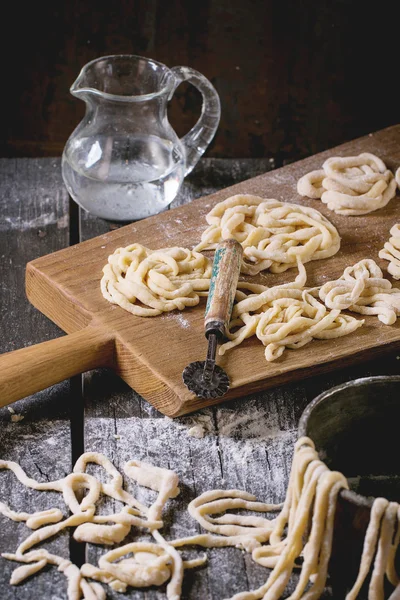 Färsk hemlagad pasta pici — Stockfoto