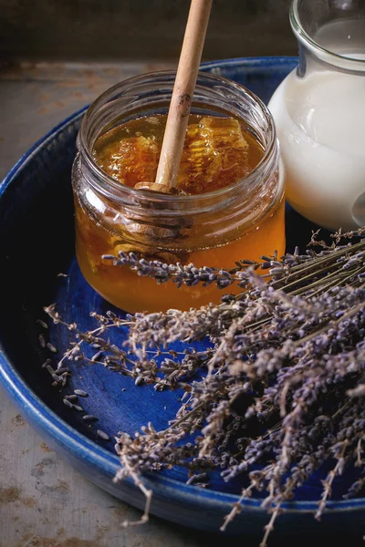 Mel, leite e lavanda — Fotografia de Stock