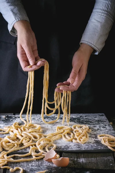 Att göra pasta av kvinnliga händer — Stockfoto