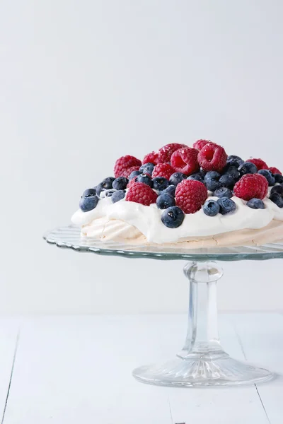 Postre Pavlova con bayas frescas —  Fotos de Stock