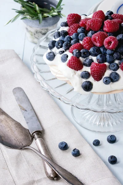 Pavlova dessert with fresh berries — Stock Photo, Image