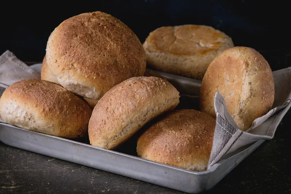 Färsk ugnsbakad fullkorn bullar — Stockfoto