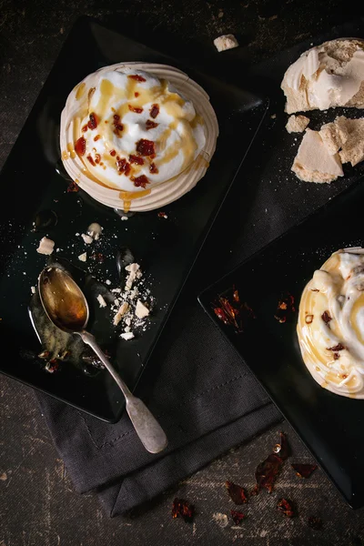 Dessert Pavlova con caramello — Foto Stock