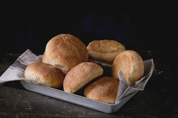 Färsk ugnsbakad fullkorn bullar — Stockfoto