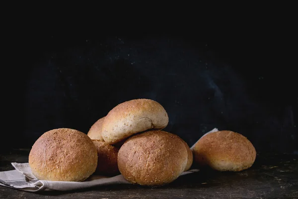 Färsk ugnsbakad fullkorn bullar — Stockfoto