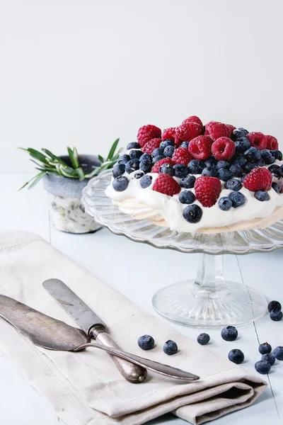 Pavlova dessert with fresh berries — Stock Photo, Image