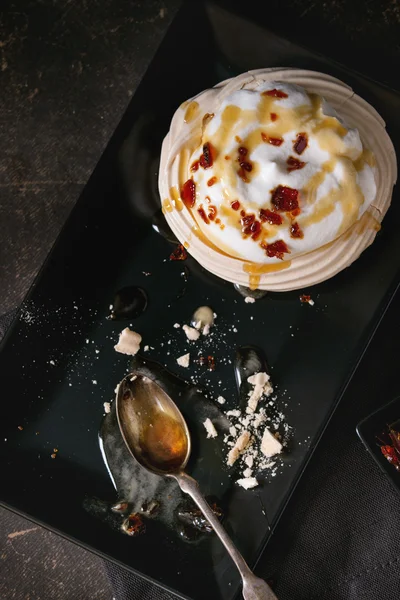 Pavlova dessert med karamel - Stock-foto