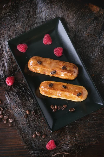 Koffie éclair met frambozen — Stockfoto