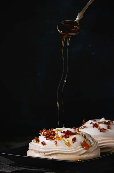 Pavlova dessert med karamell — Stockfoto