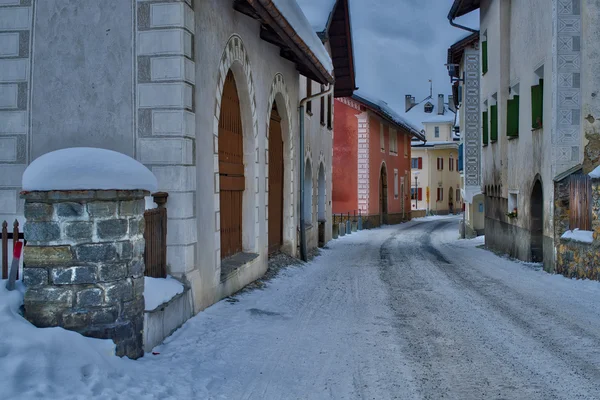 Vista del pueblo de S-chanf en el valle de Engadine en Swit — Foto de Stock