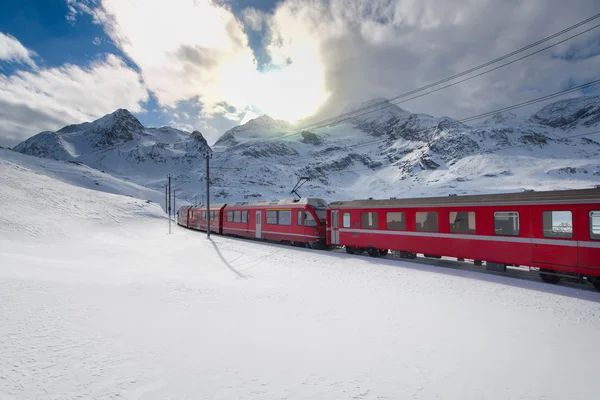 瑞士山区火车伯尔尼快递穿过高钼 — 图库照片