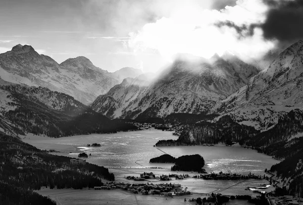 Vue sur la vallée avec le village de haine Engadine Sils Maria — Photo