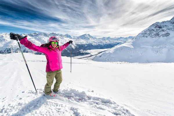Kayak, güzel ve genç kayakçı kız kış tatil keyfi — Stok fotoğraf