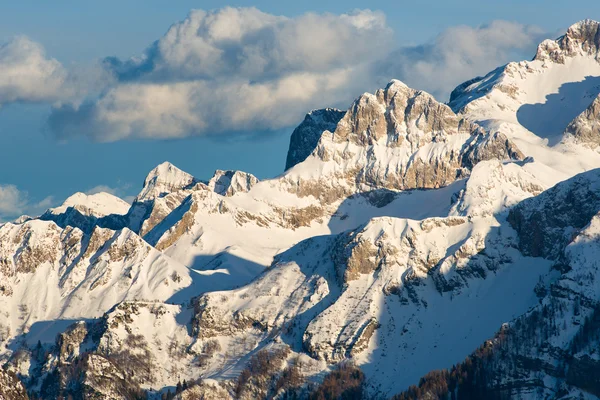 Rock bergen en sneeuw — Stockfoto