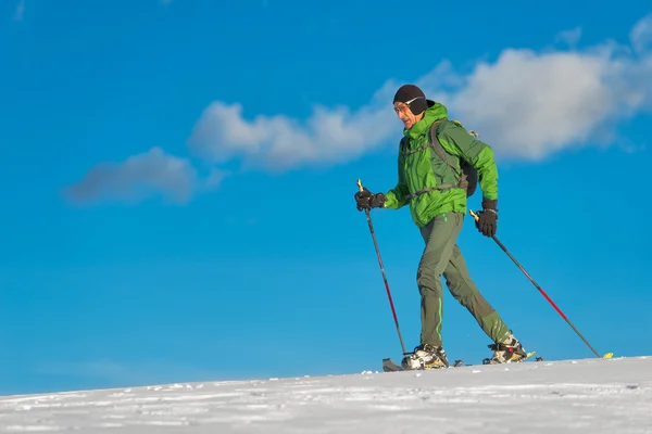 Hermosa foto de excursionista en la montaña en temporada de invierno . — Foto de Stock