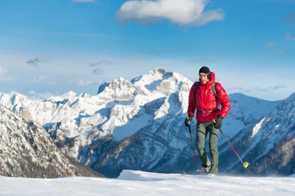 Mann spaziert in einer Winterlandschaft mit Schneeschuhen — Stockfoto