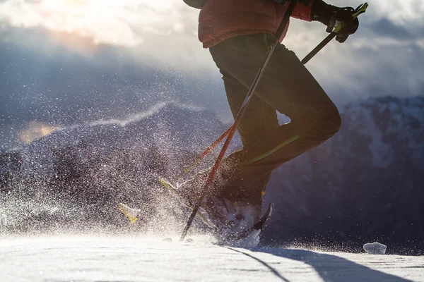 Sneeuw opgevoed door een man lopen met sneeuwschoenen. — Stockfoto