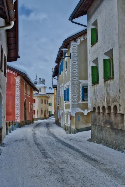 Kleines Dorf schneebedeckt — Stockfoto