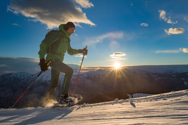 Mann übt Schneeschuhwandern — Stockfoto