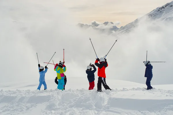 Liten skidåkare på schweiziska Alperna — Stockfoto