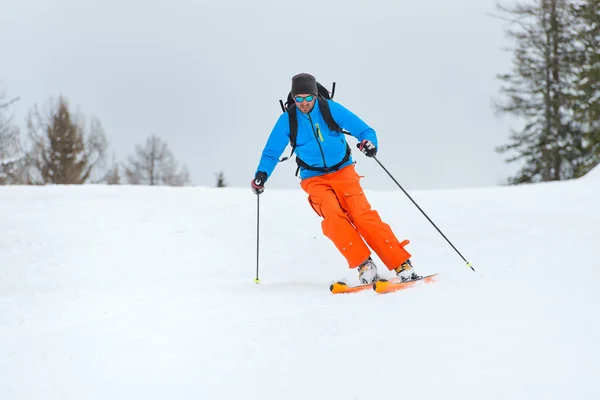 ダウンヒル スキー登山 — ストック写真