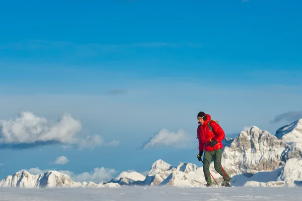 Muž s sněžnice v horách — Stock fotografie