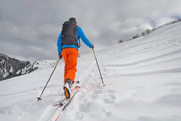 Skitouren auf den Spuren eines einsamen Mannes — Stockfoto