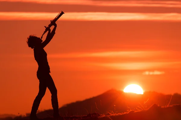 Saxophonist playing at sunset — Stock Photo, Image