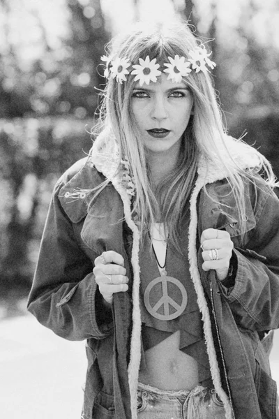 Chica hippie revolucionario 1970 estilo — Foto de Stock