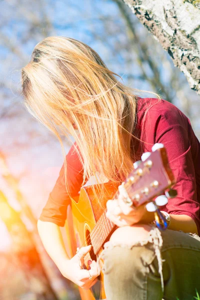 Ragazza suona la chitarra — Foto Stock