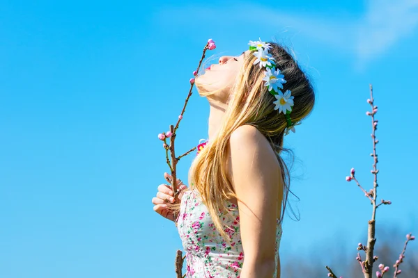 Blonde Frau mit blumigen — Stockfoto