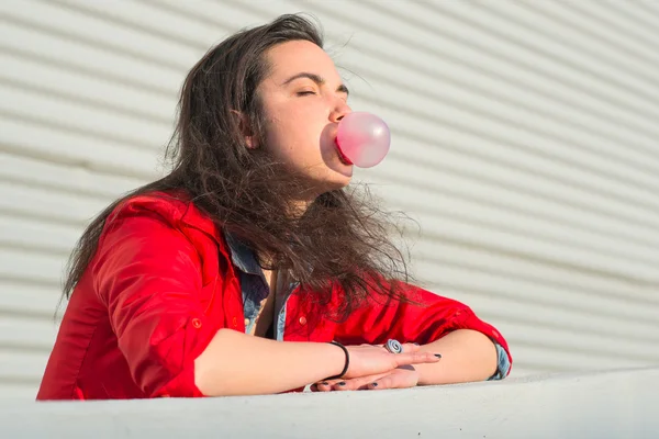 Dziewczyna piękna młoda kobieta dmuchanie balon bubble gum — Zdjęcie stockowe