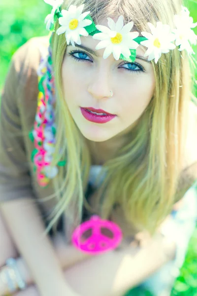 Chica hippie con collar con signo de paz — Foto de Stock