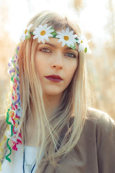 Hippie menina com colar com grinalda — Fotografia de Stock