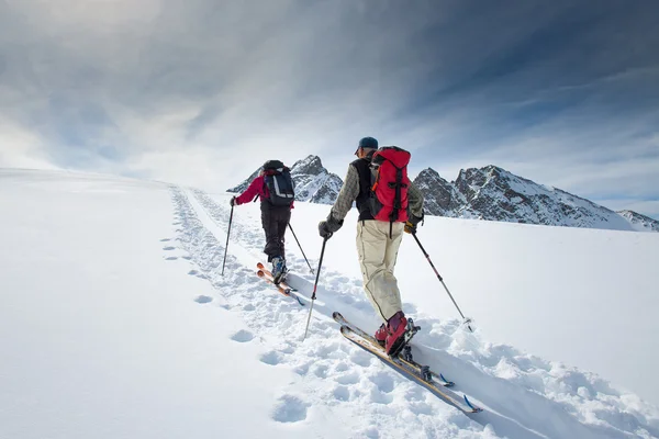 Dos esquiadores alpinos ancianos —  Fotos de Stock