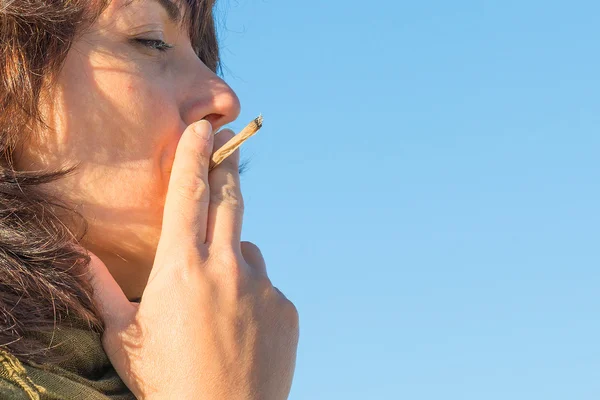 Donna che fuma una canna — Foto Stock