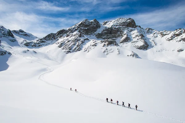 Groupe d'alpinistes amarrés au sommet — Photo