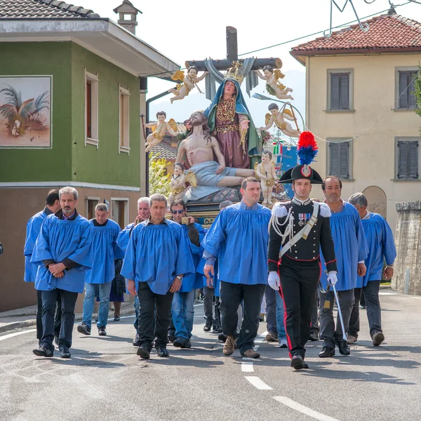 Traditionelle madonna-prozession in italien mit carabiniere — Stockfoto