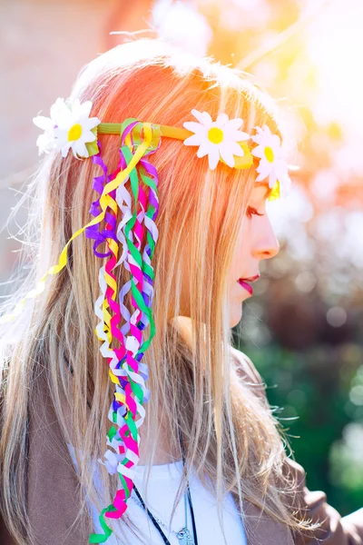 Mädchen im Hippie-Indie-Stil in der Natur — Stockfoto