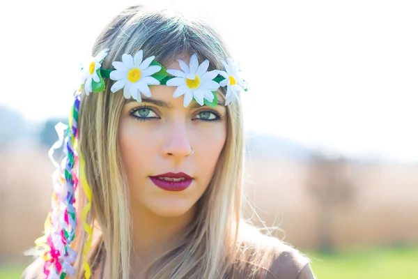 Girl hippie indie stil i naturen — Stockfoto