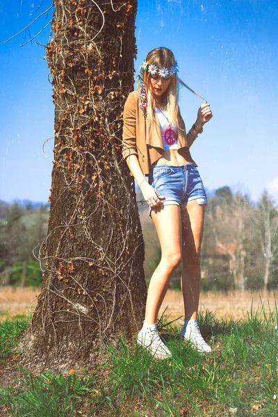 Dziewczyna hipis indie styl w przyrodzie — Zdjęcie stockowe