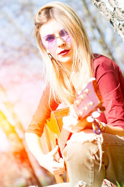 Chica toca la guitarra —  Fotos de Stock