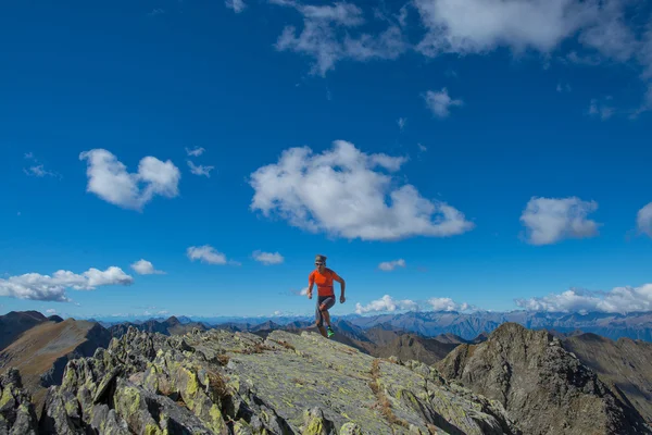 Man skyrunning praktijk in het hooggebergte — Stockfoto