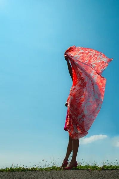Mulher coberta por véu vermelho — Fotografia de Stock