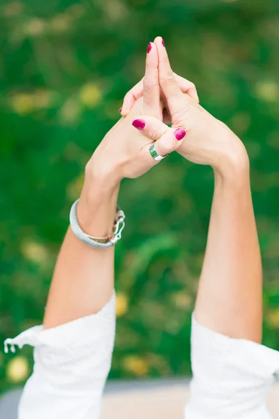 Mädchen praktiziert Yoga-Hände — Stockfoto